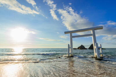 沖合に浮かぶ夫婦岩(福岡・桜井二見ヶ浦)